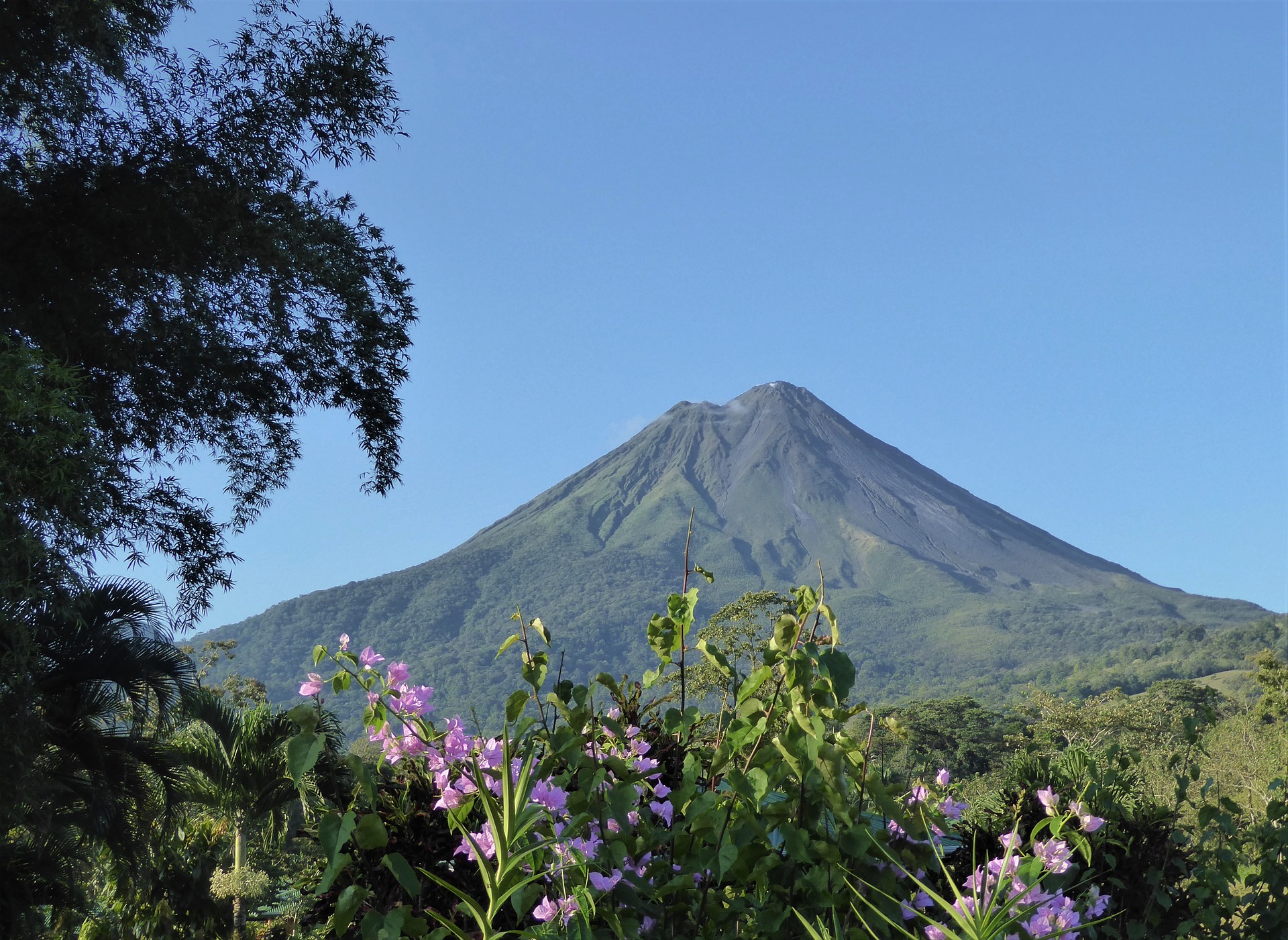 volcanoes to visit in costa rica