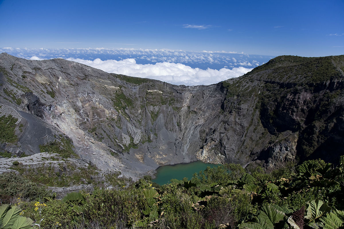 volcanoes to visit in costa rica