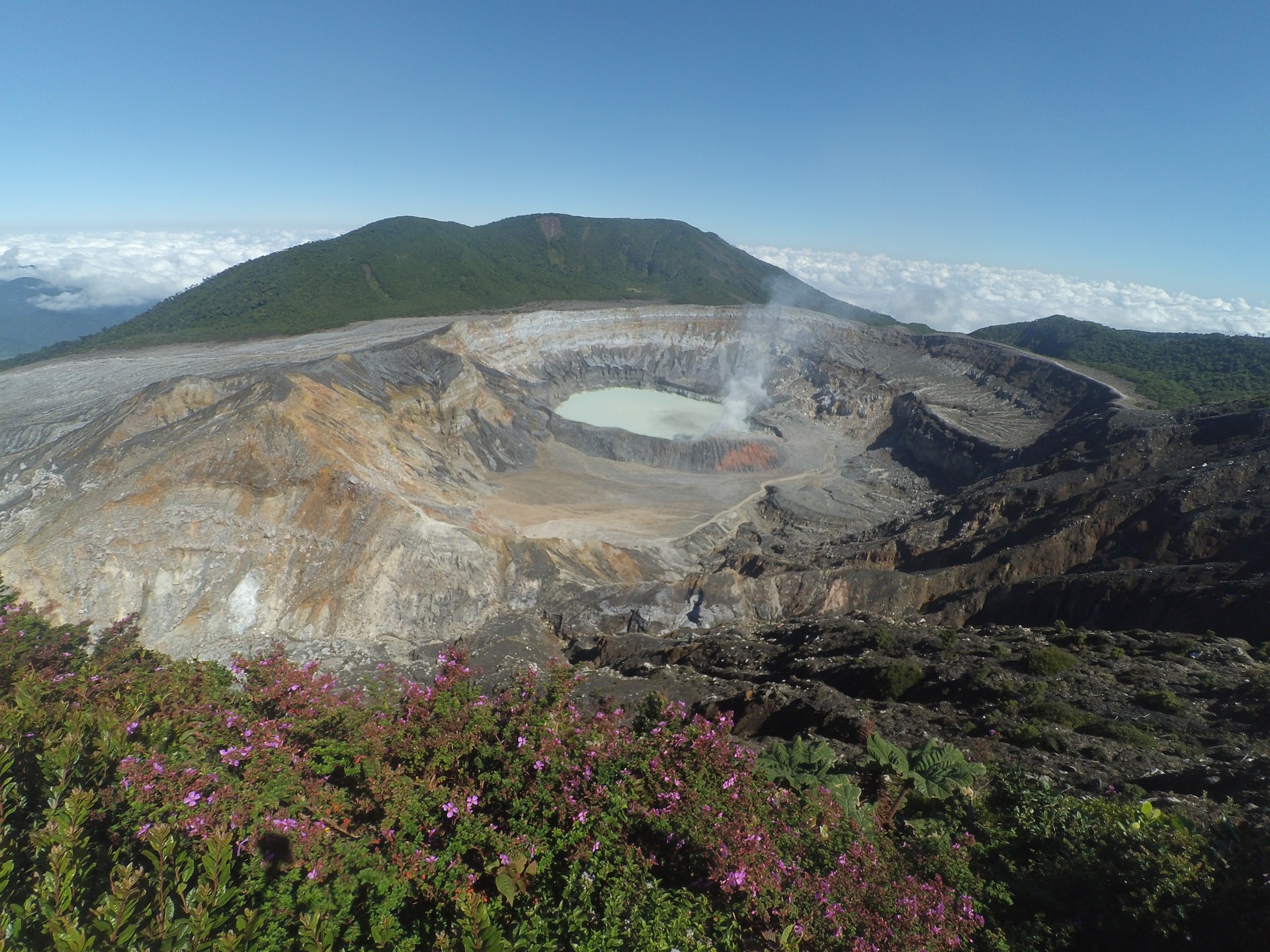 volcanoes to visit in costa rica